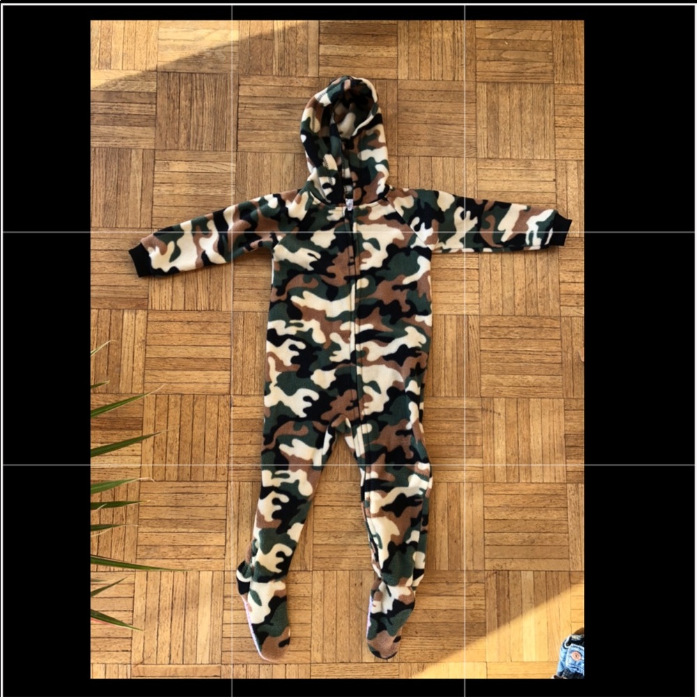 Toddler Camo Footed Pajamas, like new- worn once